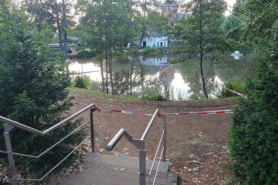 Mädchen (†2) stirbt nach Sturz in Weiher: Wo waren die Eltern?