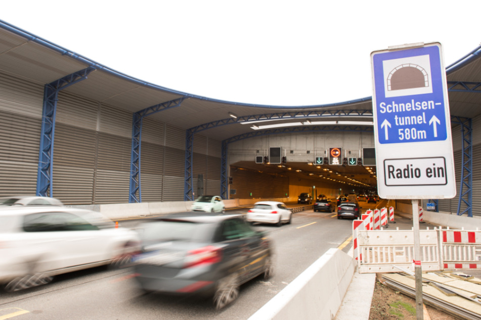 Die A7 bekommt nördlich des Lärmschutztunnels Schnelsen neuen Asphalt. (Archivbild)