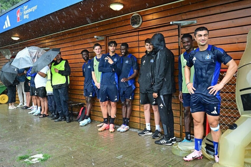 Wegen eines starken Gewitters mussten die Rothosen am Mittwoch das Training auf dem Platz abbrechen. Es geht im Kraftraum weiter.