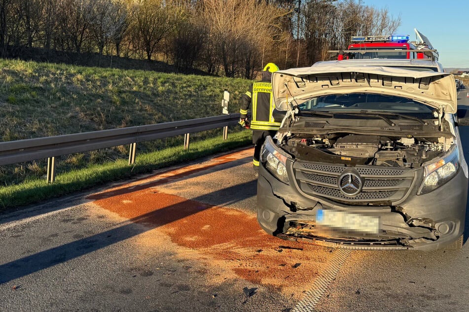 Zu geringer Abstand: Transporter kracht in Audi und sorgt für heftigen Schaden