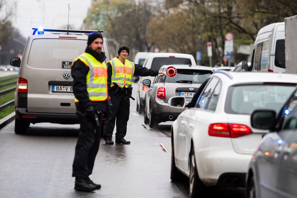 Die Polizei kontrolliert, ob sich die Bürger an die Auflagen halten.