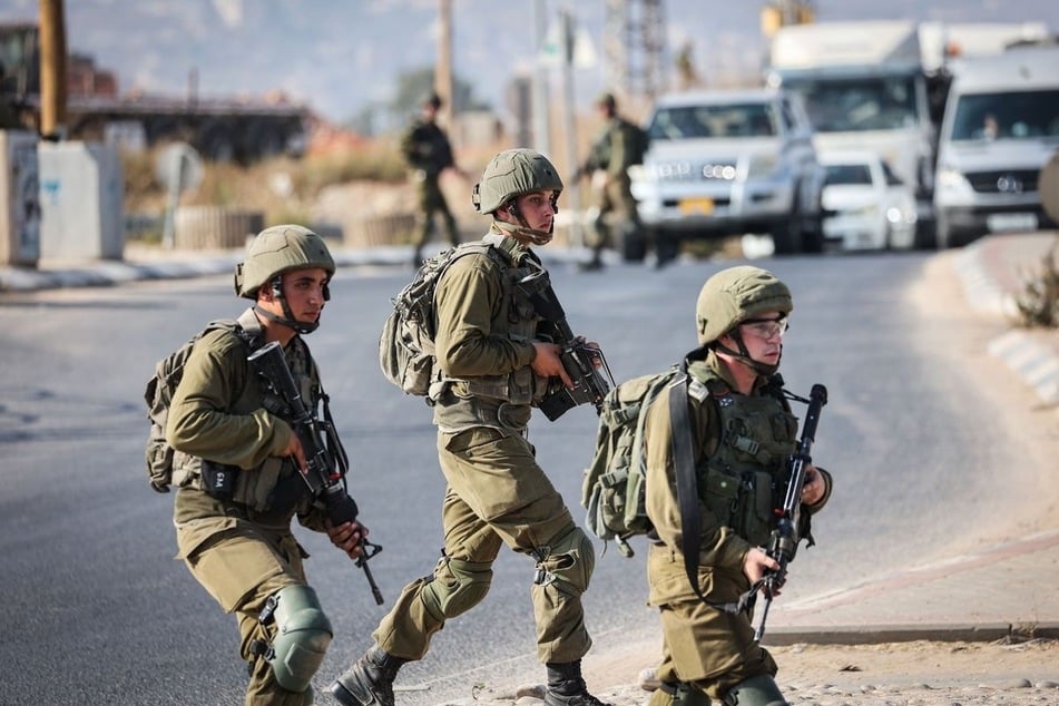 Ein 14-Jähriger wird bei einem israelischen Einsatz verletzt, der Vater eines Attentäters getötet, weil er laut Israel einen Soldaten angreifen wollte. Die Lage im Westjordanland bleibt angespannt.
