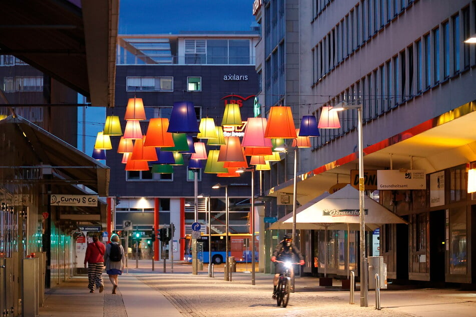 Die Gasse "Am Rathaus" in Chemnitz: Hier wurden zwei Jugendliche (beide 15) von mehreren Männern angesprochen. Anschließend begrapschten zwei Männer die Mädchen. (Archivbild)