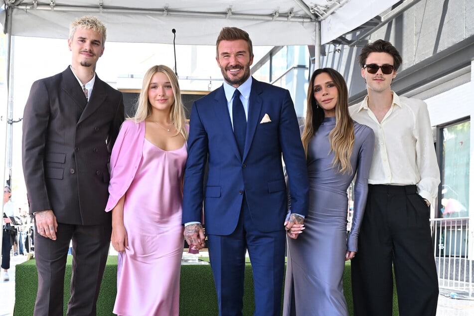 Der Beckham-Clan fast komplett: (v.l.n.r.) Romeo (23), Harper (14), David (51), Victoria (52) und Cruz Beckham (21).