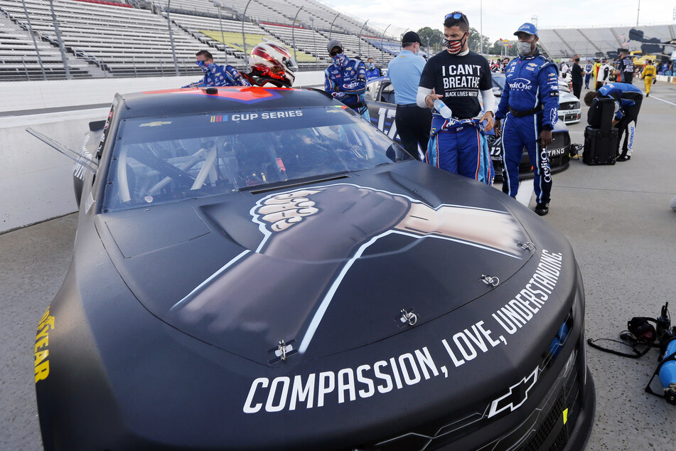 Der Fahrer Bubba Wallace trägt ein Shirt mit der Aufschrift "I can't breathe - Black Lives Matter" , während er sich auf ein Autorennen der NASCAR Cup Series vorbereitet.