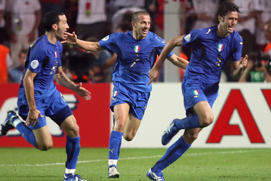 Fabio Grosso (heute 45, r.) jubelt über seinen Treffer im WM-Halbfinale 2006 gegen Deutschland in der 119. Minute. Keine 60 Sekunden später besiegelte Alessandro Del Piero (heute 48, M.) die DFB-Pleite.