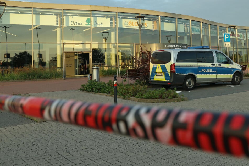 Spektakulärer Einbruch in Einkaufszentrum: Dieb rast mit Auto durch Eingangstür