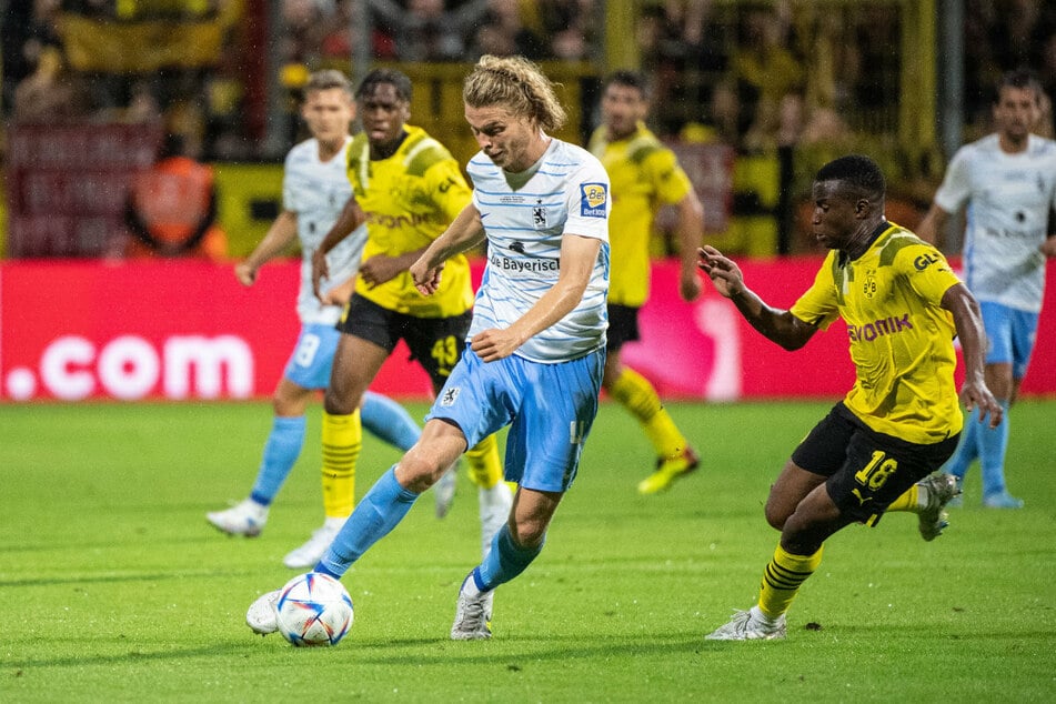 Jesper Verlaat (26, M.) setzt sich beim DFB-Pokal gegen Youssoufa Moukoko von Borussia Dortmund durch. Am Ende unterlagen die "Löwen" mit 0:3.