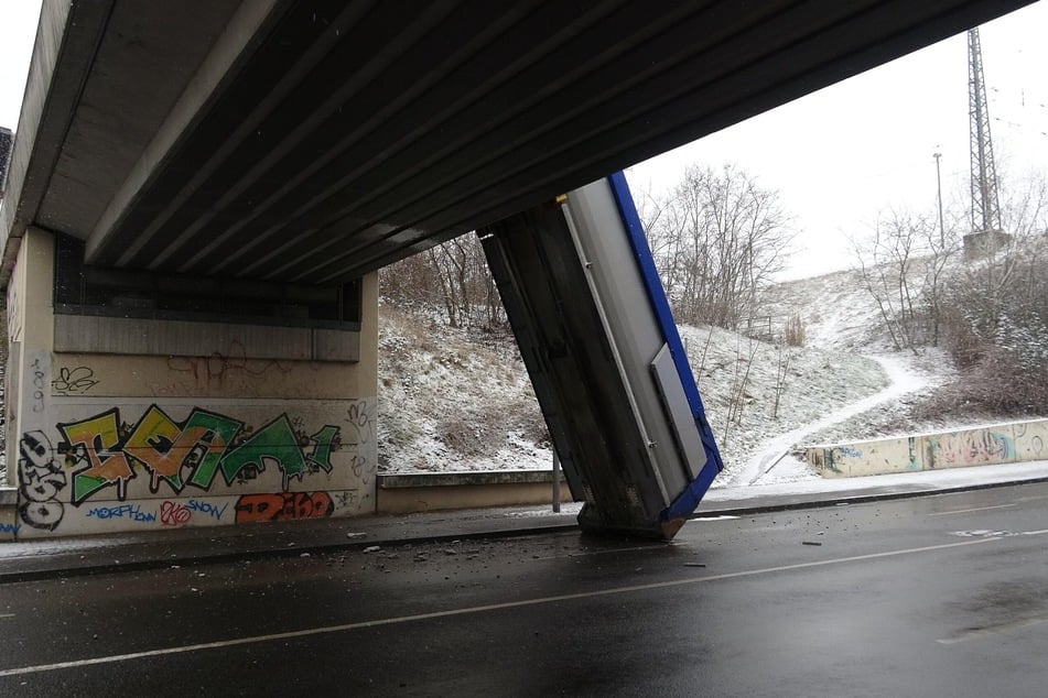 Die Brücke wurde dabei beschädigt.