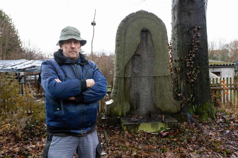 Friedhofsmeister Thomas Kern (52) ärgert sich über den dreisten Klau.