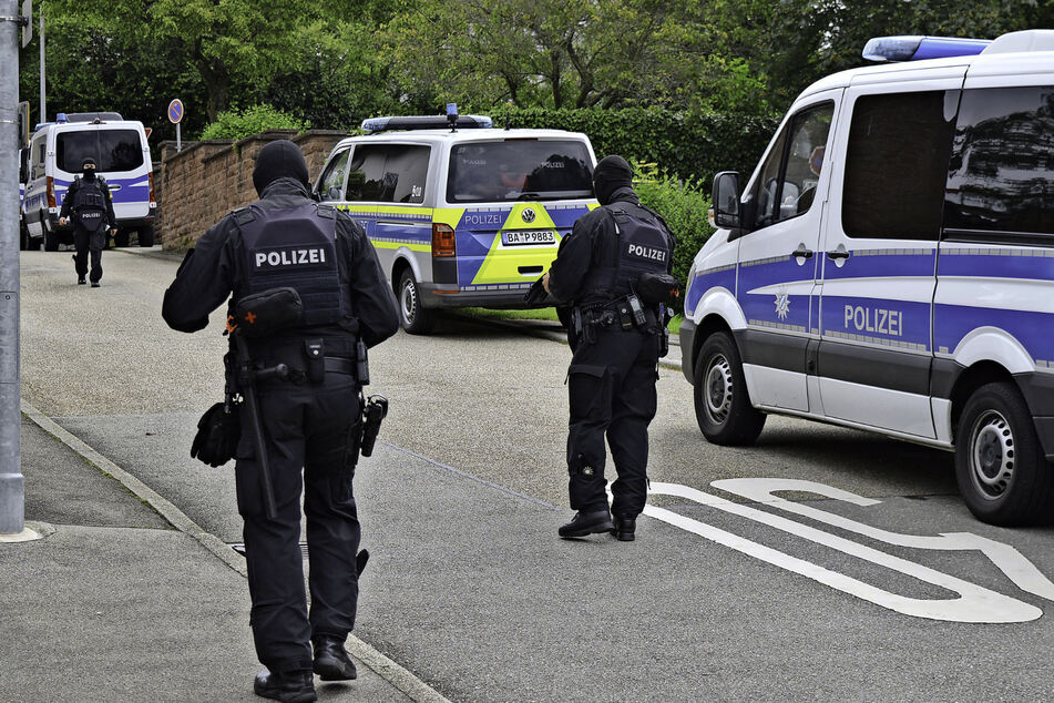 Die Polizei sucht in Althengstett in Calw sehr wahrscheinlich nach Waffen und Munition.