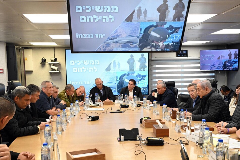 Israels Ministerpräsident Benjamin Netanjahu (74, 3.v.r) und die Mitglieder des Kriegskabinetts.