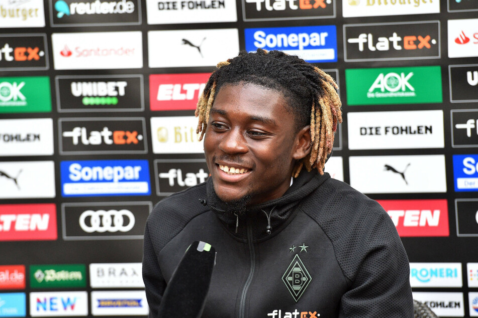 Fremd im neuen Klub und in einem neuen Land - und dann auch noch verletzt: Kouadio Manu Koné (20) hat sein Lachen trotzdem nicht verloren!