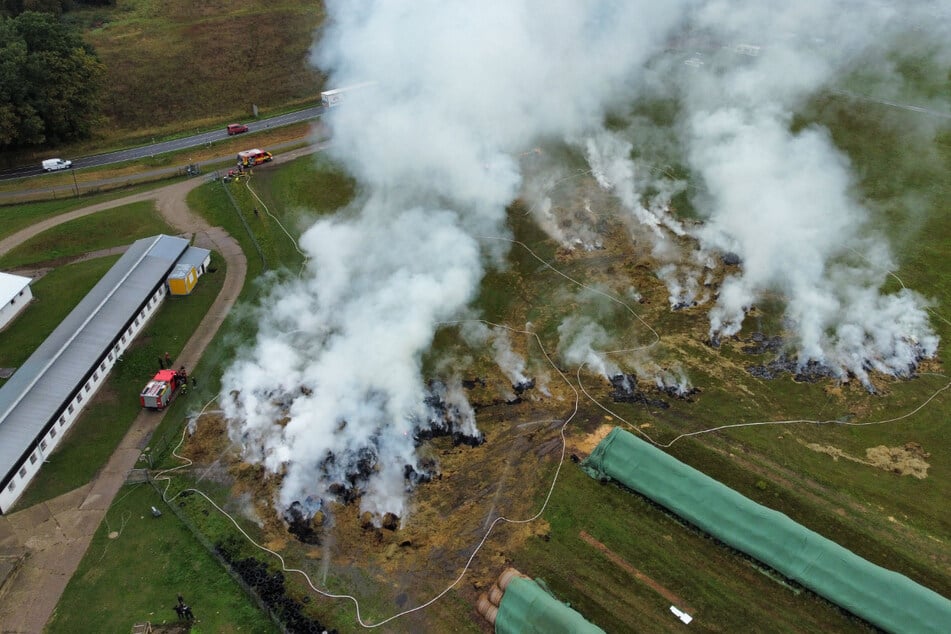 Die Feuerwehr bekämpft den Brand mit Kreisregnern.