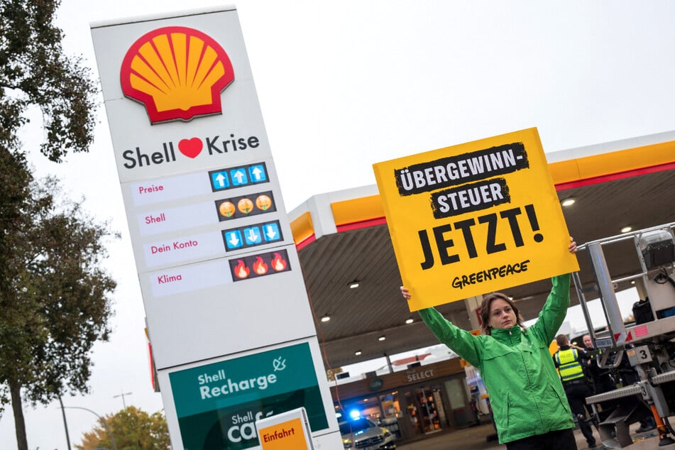 Rund 15 Personen versammelten sich bei der Tankstelle in Hamburg.