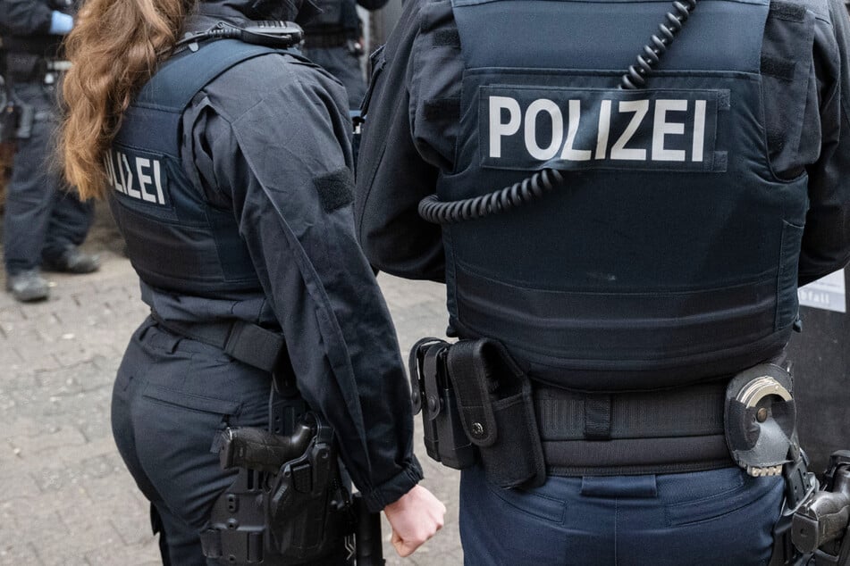 Frankfurt: Erschreckender Zwischenfall in Frankfurt: Zwei Menschen beleidigt und angegriffen