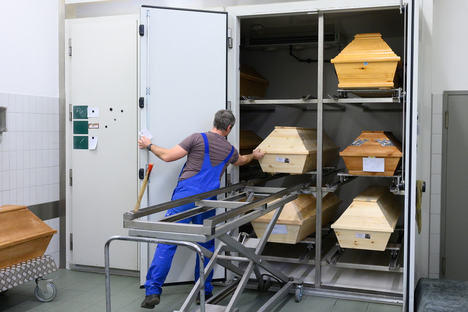 Dürfen: Bestatter. Aber auch Beschäftigte im Lebensmitteleinzelhandel oder Menschen mit bestimmten Vorerkrankungen dürfen ab kommender Woche an die Nadel.