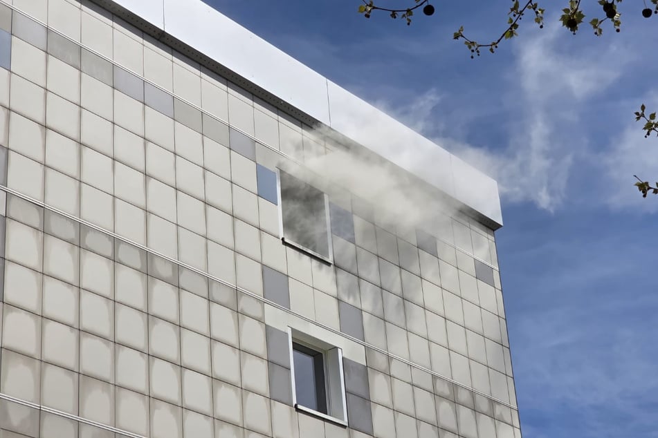 Aus einem Fenster drang Qualm.