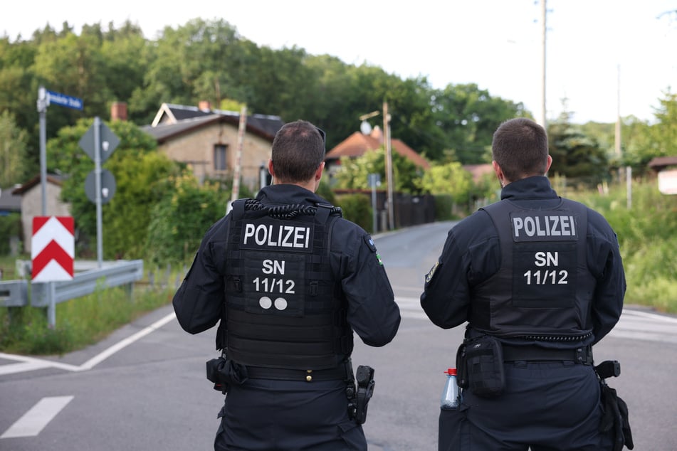 Schock-Fund bei der Suche nach Valeriia (9) aus Döbeln: Die Polizei fand am Dienstagnachmittag eine Leiche. Die Beamten riegelten den Fundort weiträumig ab. Nun finden umfangreiche Ermittlungen statt.