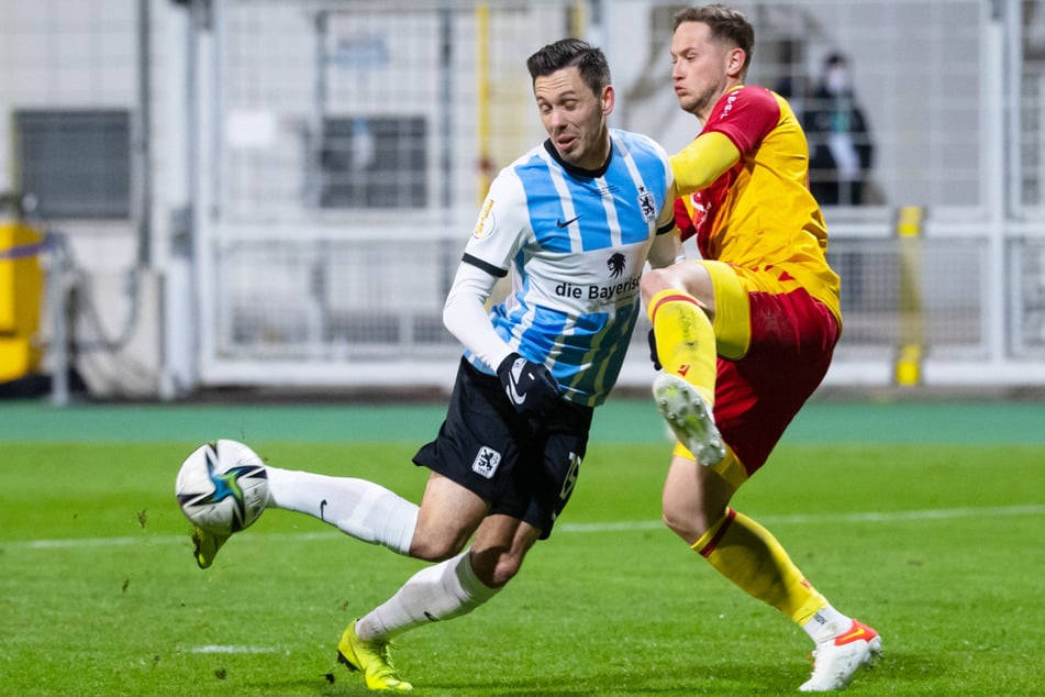 Marcel Bär (l.) und der TSV 1860 München hatten im DFB-Pokal in Durchgang eins gegen den Karlsruher SC die besseren Chancen, ein Tor fiel allerdings nicht.
