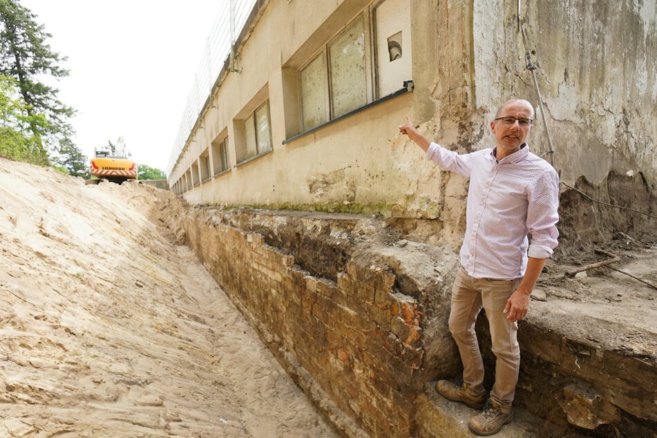 Bauleiter Thomas Graßmann zeigt auf das freigelegte Fundament des Strandbads Müggelsee. Mittel des Bundes und des Landes von über 12 Millionen Euro sollen in die Sanierung des Strandbades fließen.