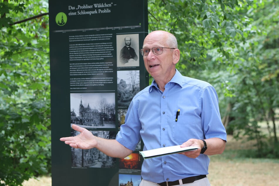 Der Prohliser Stadtbezirksamtsleiter Jörg Lämmerhirt (58) an der Stele des Archaeo-Pfades im Prohliser Wäldchen.