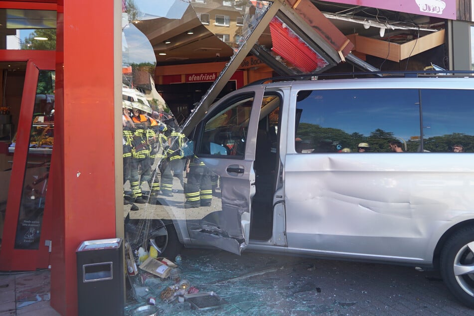 Kleinbus rammt Fahrschulauto und fährt dann in Bäckerei: Mehrere Verletzte