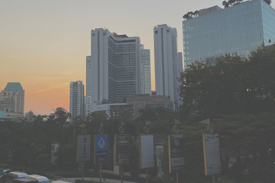 Hochhäuser in Bangkok sind am frühen Abend von Smog in der Atmosphäre umhüllt.