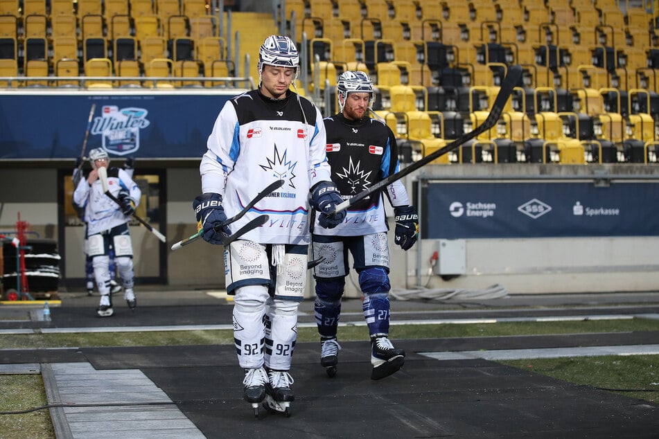 Ungewohnter Untergrund: Tomas Andres (29, l.) und Dane Fox (32, r.) auf dem Weg zur Eisfläche im Rudolf-Harbig-Stadion.