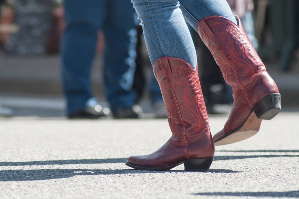 Nach Streit vor Disco: Frau wirft Stiefel und trifft Mann im Gesicht