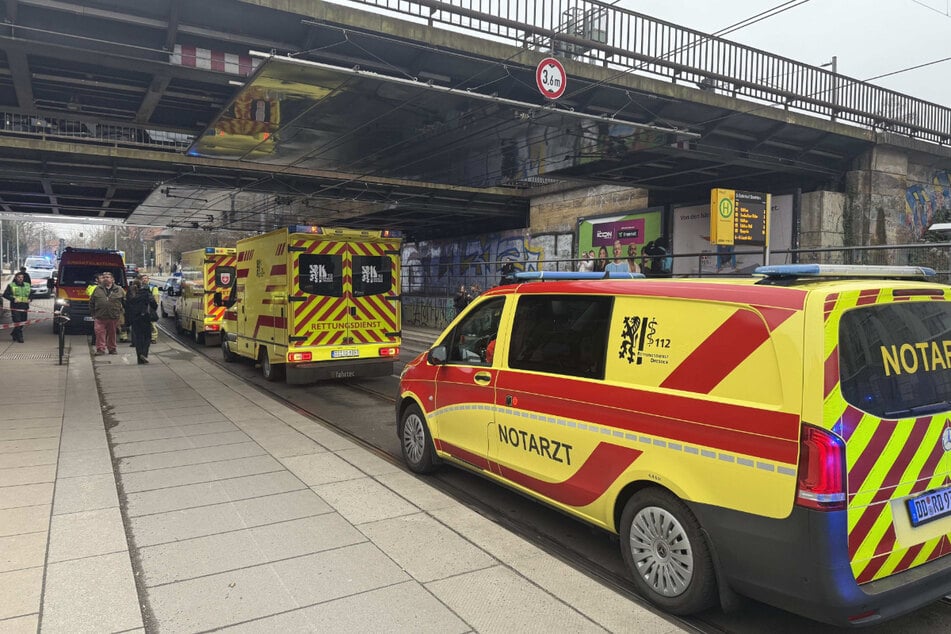 Ein Großaufgebot aus Rettungsdienst und Polizei ist vor Ort im Einsatz.