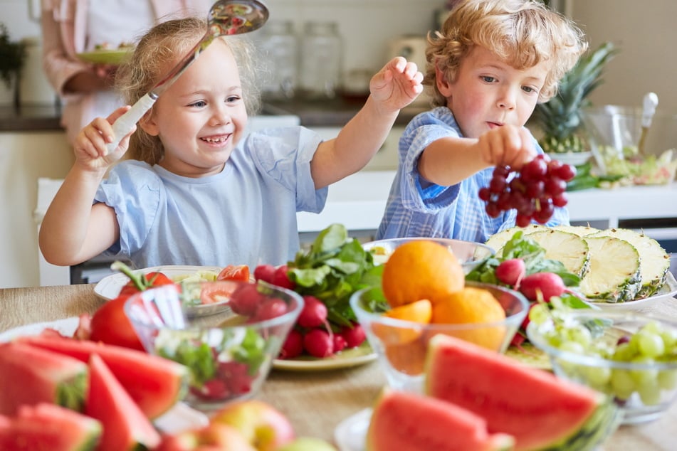 Obst und Gemüse sollten bei Kindern täglich mehrfach auf den Teller. Doch die Realität sieht - gerade bei einkommensschwachen Familien - oft anders aus.