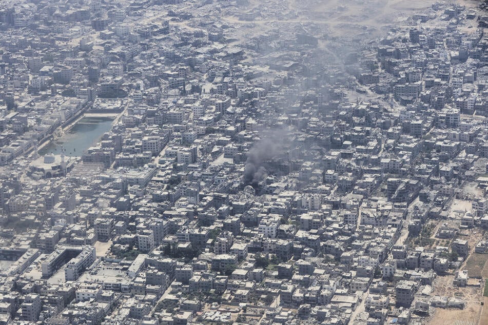 Rauch steigt über Gaza-Stadt auf.