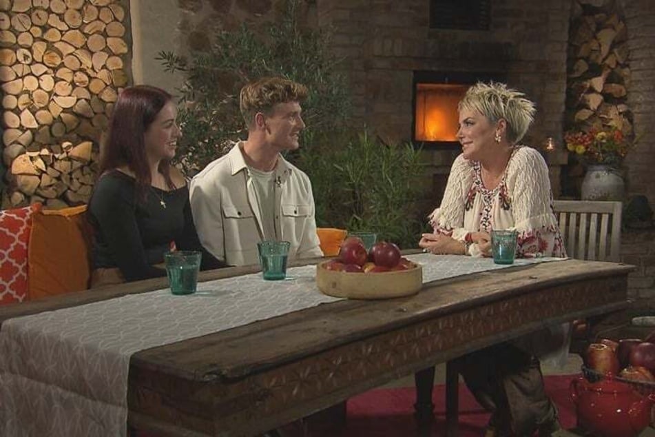 Beim großen TV-Wiedersehen kurz vor Weihnachten erklärten die beiden gegenüber Moderatorin Inka Bause (57), dass sie nach wie vor ein Paar sind.