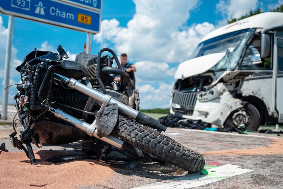 Ein Motorradfahrer (†63) ist bei dem Unfall in Bayern gestorben.