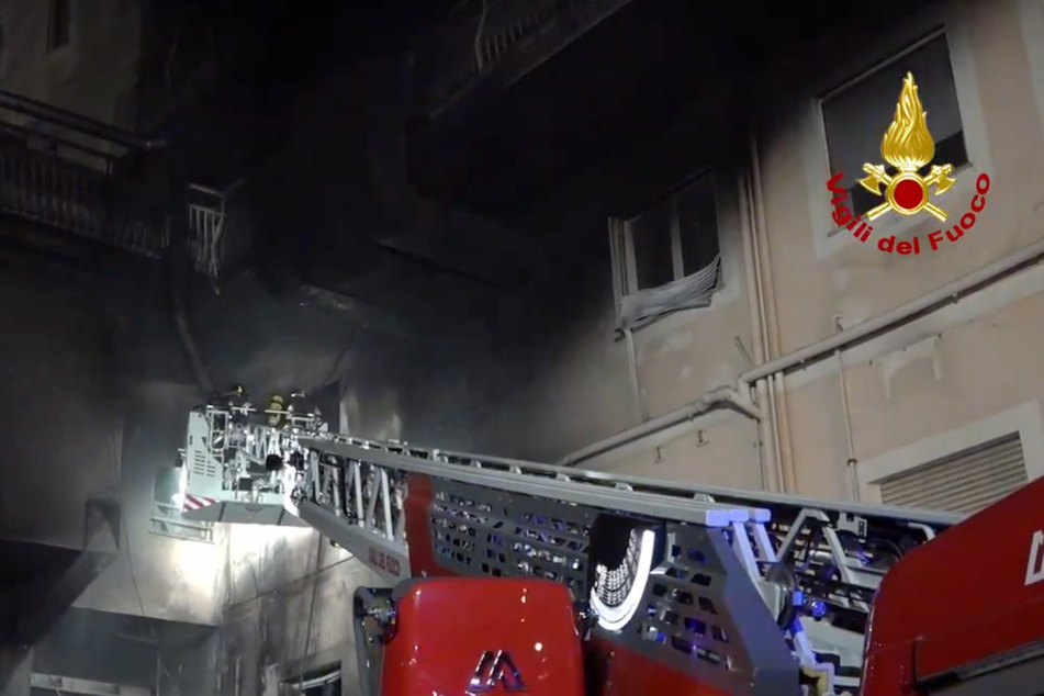 Mittels Drehleiter löschten Kameraden die Flammen in dem mehrstöckigen Gebäude.