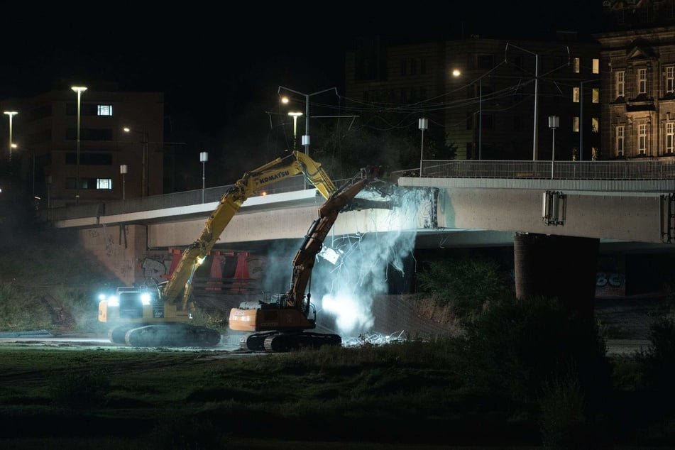 Kurz nach 23 Uhr begannen am Donnerstagabend die Baggerarbeiten.