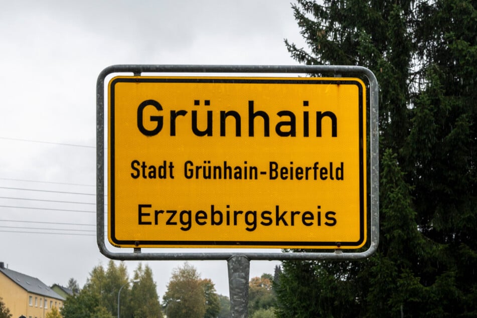 Das Mädchen wurde an einer Bushaltestelle in Grünhain-Beierfeld von dem 88-Jährigen angesprochen.