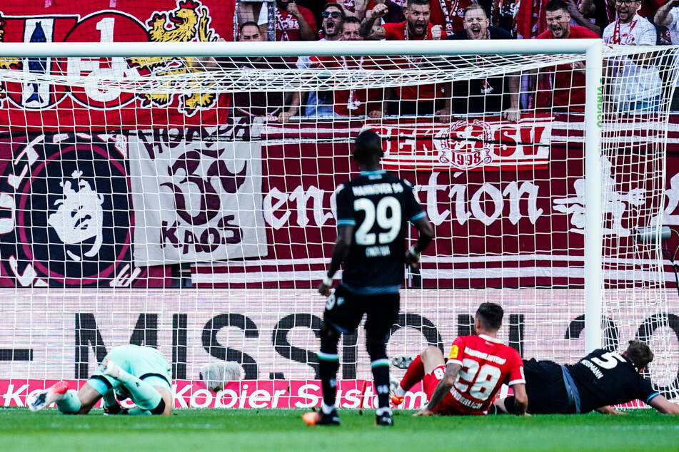 Mike Wunderlich (2.v.r.) grätscht den 1. FC Kaiserslautern in dieser Szene mit 1:0 in Führung.