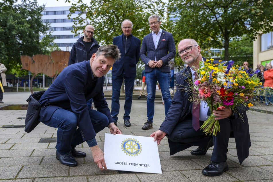 Peter Börner (55, l.) und Wolfgang Klein vom Rotary Club Chemnitz legten die Gedenkplatte am Sonntag frei.