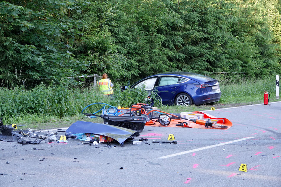 Auf der S255 kam es zu einem tödlichen PKW-Unfall zwischen einem Tesla und einem Seat, bei dem drei Menschen starben.