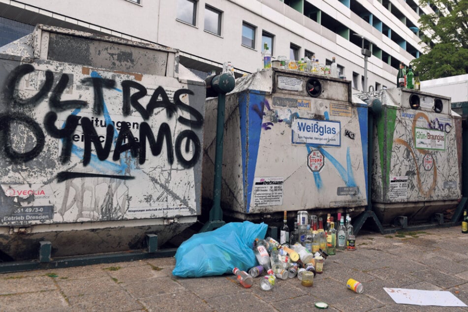 Selbst beschmierte Glas-Container helfen, Müll in den kleinen Restmüll-Tonnen zu vermeiden.