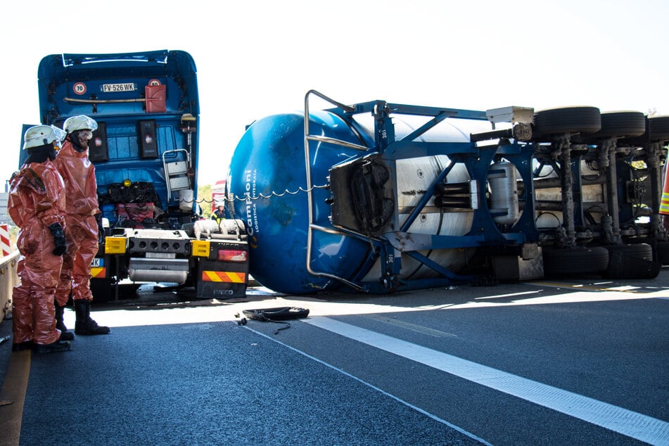 Unfall A5: Umgekippt nach Crash: Tanklaster blockiert A5 in Richtung Frankfurt