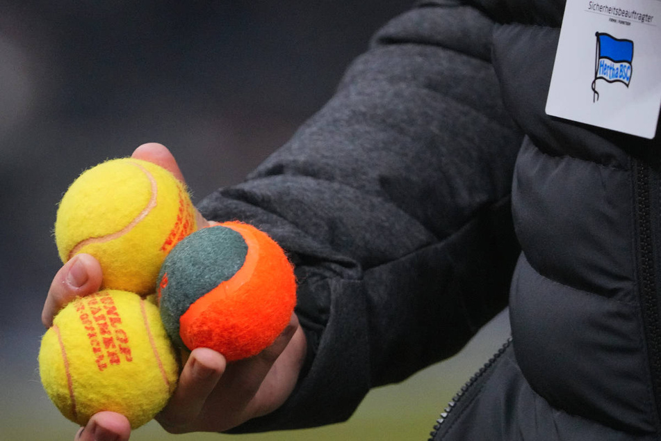 Hertha-Fans haben am Samstagabend mit Tennisbällen für eine lange Spielunterbrechung gesorgt.