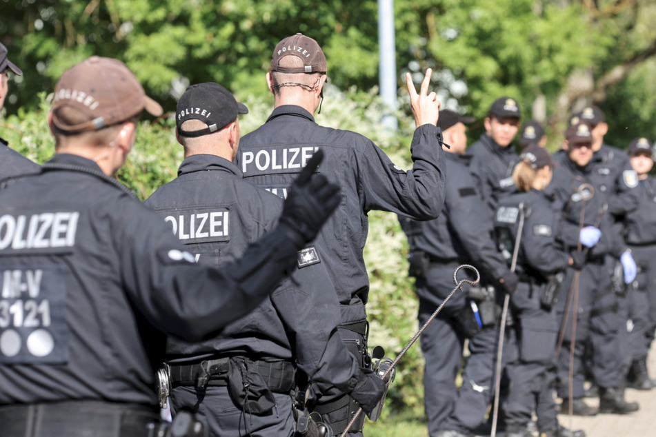 Polizisten durchkämmten den Bereich rund um den Tatort am See, wo am Abend des 14. September 2023 der schwer verletzte Sechsjährige gefunden wurde, der später an seinen Verletzungen verstarb.