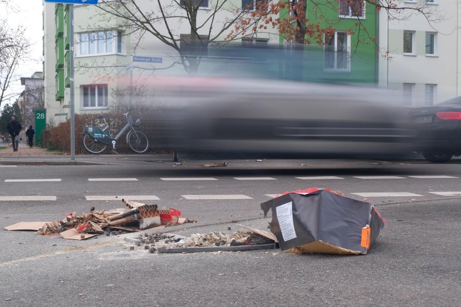 Auch auf den Straßen lagen am Neujahrsmorgen noch Feuerwerksreste.