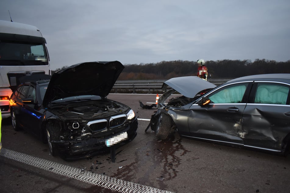 An beiden Autos und den tangierten Leitplanken entstand ein Sachschaden in Höhe von knapp 48.000 Euro.