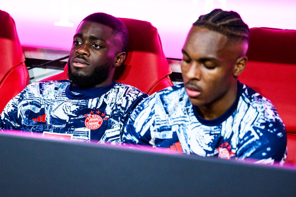 Dayot Upamecano (25, l.) und Mathys Tel (19) hat es erwischt.