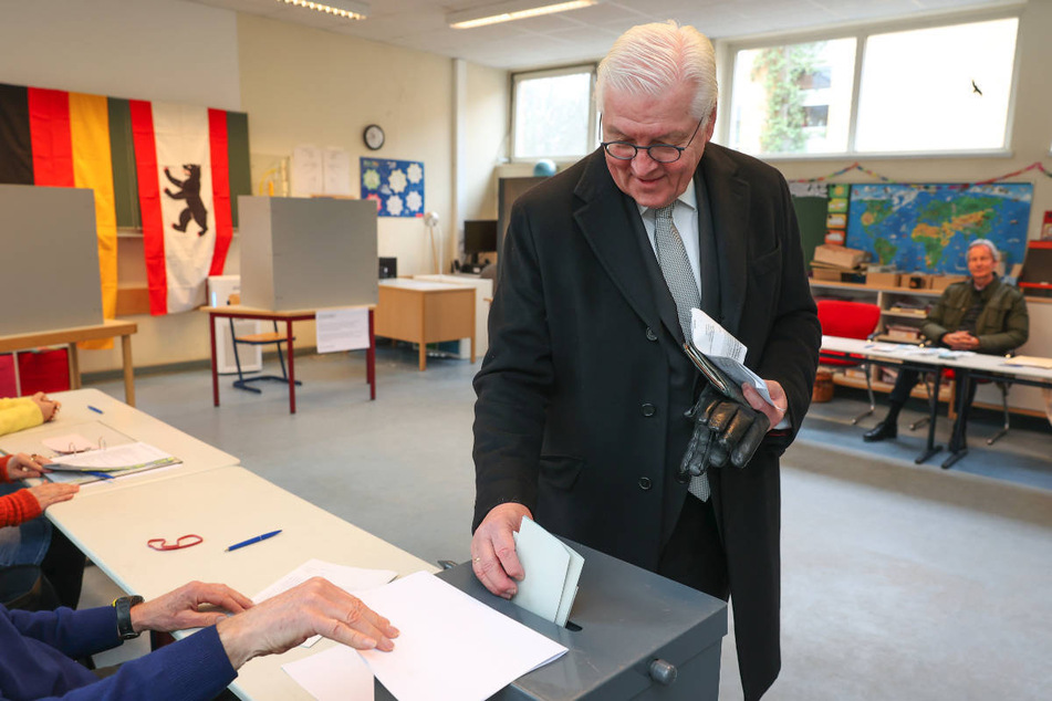 Bundespräsident Frank-Walter Steinmeier (67, SPD) gibt seine Stimme zur Wahl zum Abgeordnetenhaus ab.