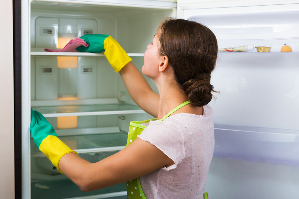 Ein Essig-Wasser-Gemisch reicht aus, um den Kühlschrank gründlich zu reinigen.